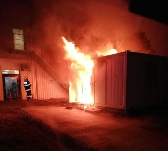 Timiş: 250 de angajaţi ai unei firme s-au autoevacuat, după ce un incendiu a izbucnit la un container folosit ca bucătărie - FOTO, VIDEO