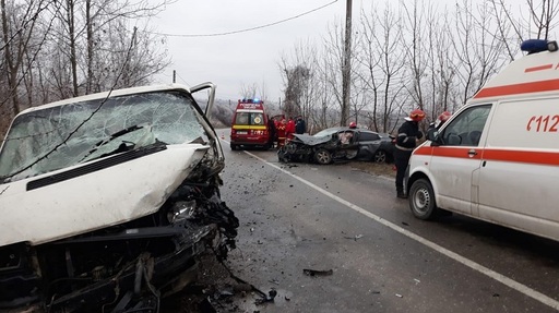 Prahova - Patru persoane au fost rănite după ciocnirea dintre un autoturism şi o autoutilitară - FOTO
