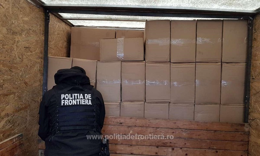 Constanţa: Peste 34.000 de pachete cu ţigări de contrabandă, găsite de poliţiştii de frontieră în pereţii dubli ai unei autoutilitare - FOTO, VIDEO