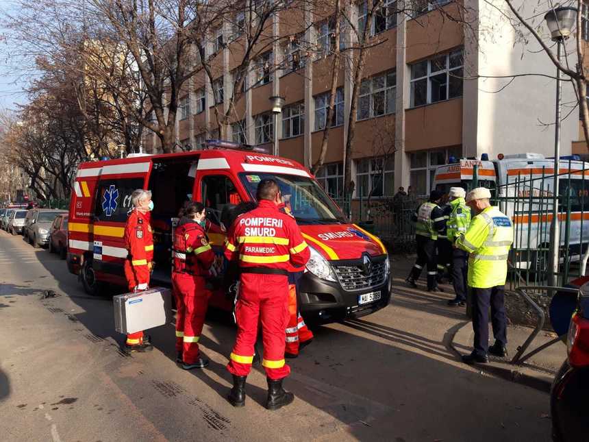 UPDATE - 23 de elevi de la Şcoala nr. 133 din Bucureşti au fost transportaţi la spital, după ce au reclamat usturimi ale ochilor, nasului, gâtului şi dureri de cap / Cursurile au fost suspendate 72 de ore / Precizările Primăriei Sectorului 4 - FOTO