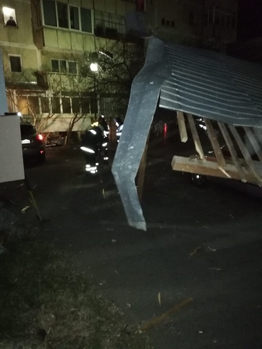 Acoperiş smuls şi termoizolaţie desprinsă de pe faţada unui imobil la Râmnicu Vâlcea, din cauza vântului puternic - FOTO