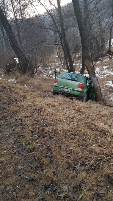 Mureş: O femeie a fost grav rănită după ce a intrat cu maşina într-un copac; două adolescente aflate în autoturism au fost şi ele rănite - FOTO