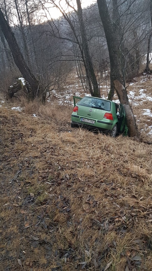 Mureş: O femeie a fost grav rănită după ce a intrat cu maşina într-un copac; două adolescente aflate în autoturism au fost şi ele rănite - FOTO