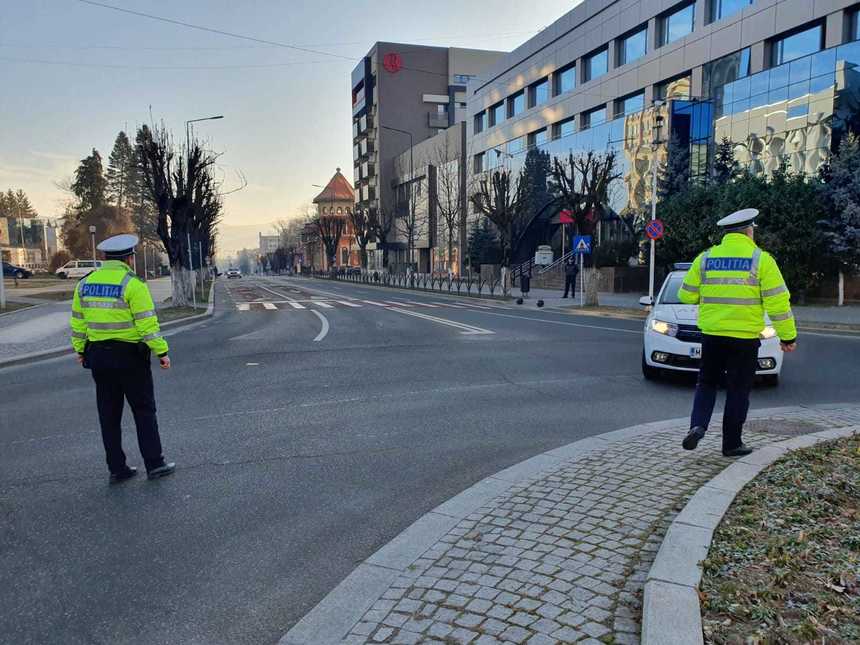 UPDATE - Trafic restricţionat în centrul municipiului Râmnicu Vâlcea, din cauza unui colet suspect; poliţiştii fac cercetări pentru a identifica persoana care a lăsat bagajul, în care se aflau haine - FOTO, VIDEO