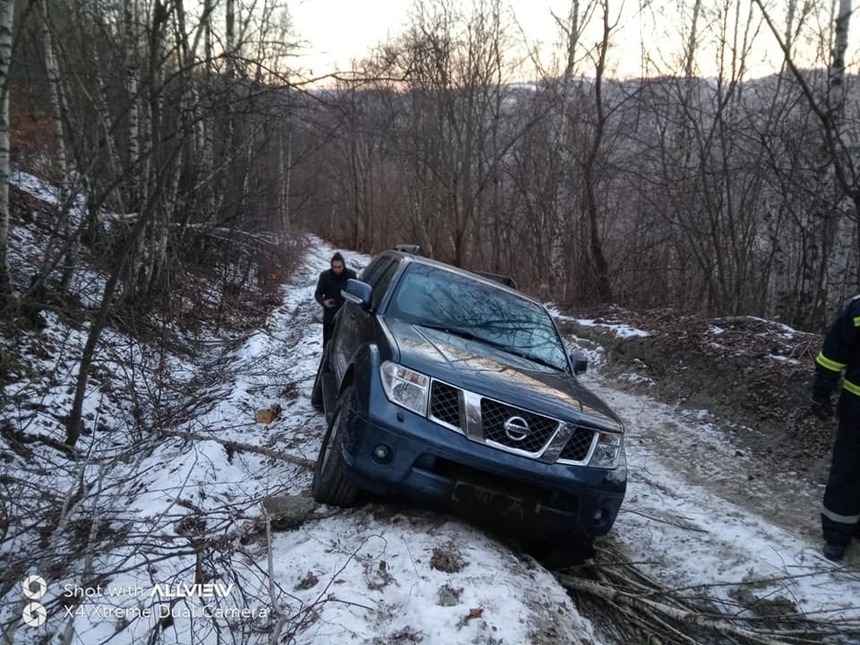 Bărbat rătăcit cu maşina în Ţinutul Pădurenilor, pe un drum cu zăpadă îngheţată, salvat de pompieri; el setase GPS-ul pentru "drumul cel mai scurt" spre Chişinău