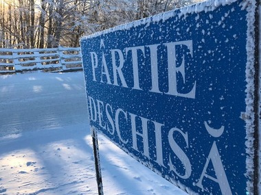 Braşov: Doi adolescenţi de 17 ani au sustras un snowmobil de pe o pârtie din Predeal şi s-au răsturnat cu el, ambii fiind răniţi/ Unul dintre ei a murit la spital