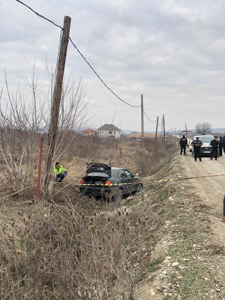 Cluj: Un tânăr băut şi fără permis, aflat la volanul unei maşini, a spart blocajul Poliţiei, avariind două autospeciale şi două autoturisme/ Pentru a-l opri, poliţiştii au tras două focuri de armă