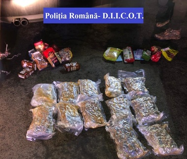 Bistriţa-Năsăud: O femeie şi un bărbat, cercetaţi pentru trafic de droguri, după ce au fost prinşi când transportau cu maşina şase kilograme de cannabis