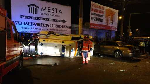 Constanţa: Patru persoane au fost rănite într-un accident rutier în care a fost implicată o ambulanţă 
