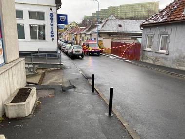Explozie sub carosabil, pe o stradă din Braşov, cu degajări mari de fum şi miros înţepător - FOTO/ VIDEO
