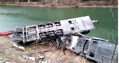 Restricţii de trafic pe DN 7, în judeţul Vâlcea, pentru recuperarea autotrenului încărcat cu autovehicule care a căzut în râul Olt