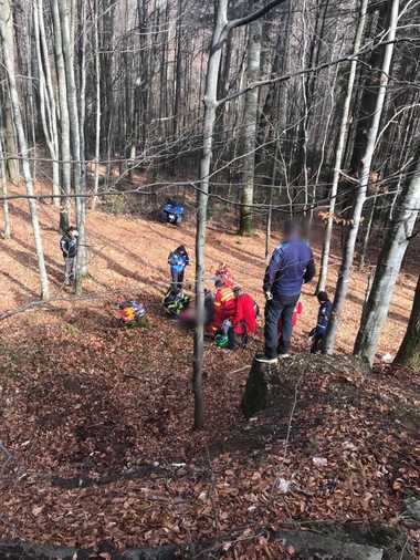 Un bărbat şi o femeie au fost răniţi după ce au căzut cu un ATV într-o râpă de 8 metri adâncime, la Sinaia/ Femeia, însărcinată în cinci luni, a suferit multiple traumatisme