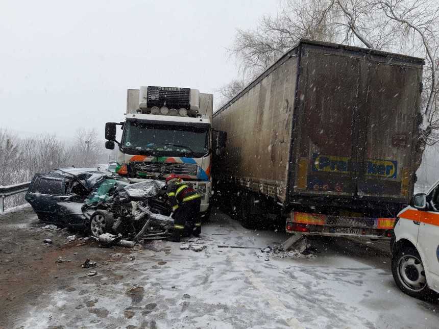 Suceava: Coliziune între două TIR-uri şi o maşină, şase persoane fiind rănite