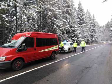Harghita: Trafic închis pe DN 12 C, din cauza căderilor de copaci pe carosabil/ Un copac a căzut pe un microbuz, fără a se înregistra victime/ În zonă, vântul suflă cu putere foarte mare