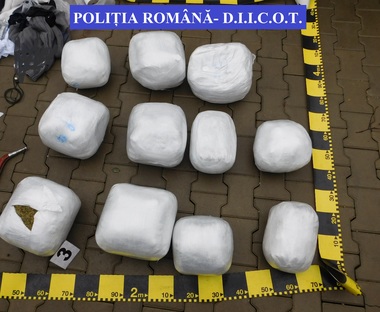 Doi bărbaţi, reţinuţi de DIICOT Bistriţa-Năsăud după ce au adus în ţară peste 17 kilograme de cannabis