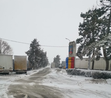 Traficul rutier prin PTF Negru Vodă a fost restricţionat pentru autovehiculele cu masa mai mare de 7,5 tone din cauza ninsorii 
