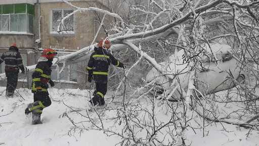 Tulcea: Cinci persoane sunt înzăpezite pe drumuri din judeţ. Pompierii au intervenit pentru a duce la spital mai multe persoane cu probleme medicale - VIDEO