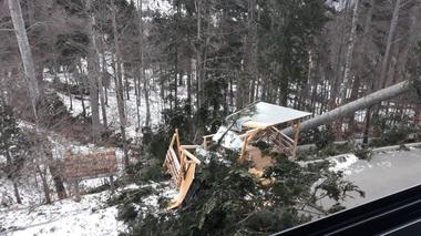 Instalaţiile de transport pe cablu din zona staţiunii Sinaia nu funcţionează, din cauza vântului foarte puternic; drumul spre Cota 1400 este închis după căderea unor copaci - FOTO