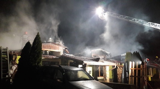 Şase locuinţe din Arad, afectate de un incendiu după explozia unei butelii. Un bărbat a ajuns la spital cu arsuri pe mâini şi pe faţă - FOTO
