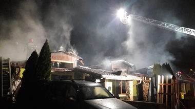 Şase locuinţe din Arad, afectate de un incendiu după explozia unei butelii. Un bărbat a ajuns la spital cu arsuri pe mâini şi pe faţă - FOTO
