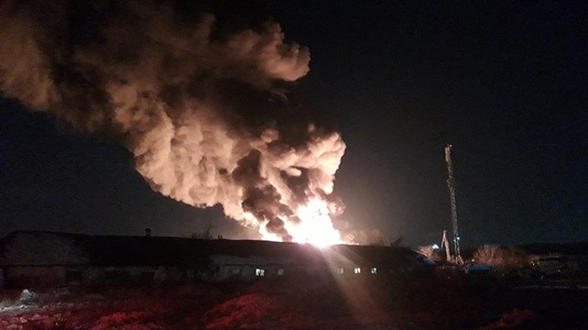 Ilfov: Incendiu la o hală din localitatea Dascălu, în care se află bazine cu acetonă şi alte substanţe inflamabile - FOTO, VIDEO