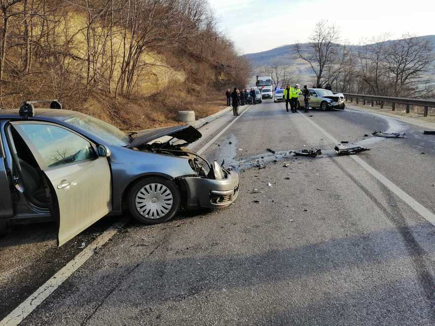 Sibiu: Accident pe DN 14, între două autoturisme, şase persoane fiind rănite