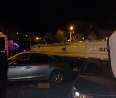 Un panou publicitar de mari dimensiuni a căzut peste cinci maşini parcate, la Cluj-Napoca, din cauza vântului - FOTO, VIDEO
