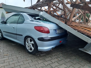 Acoperiş smuls de vânt de pe un service auto şi prăbuşit peste maşini, la Caransebeş