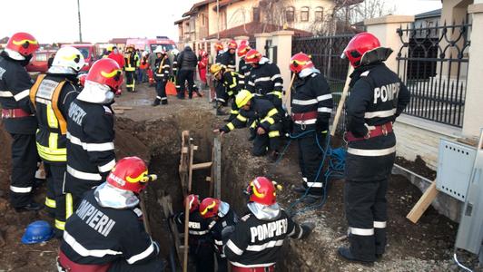UPDATE - Ilfov: Un muncitor care lucra la organizarea unui şantier a fost surprins de un mal de pământ; el a fost scos de pompieri, fiind decedat