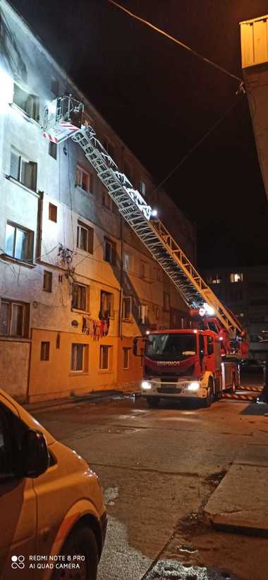 O femeie a suferit arsuri, iar o alta s-a intoxicat cu fum după un incendiu într-un apartament din Alexandria; circa 50 de locatari ai blocului au ieşit din imobil din cauza fumului