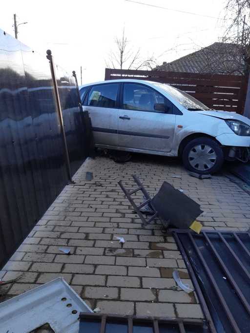 UPDATE - O maşină a intrat într-o ţeavă de gaz din Slobozia, pe care a spart-o; locatarii din imobilele învecinate au fost evacuaţi, fiind oprit curentul şi restricţionat traficul rutier - FOTO