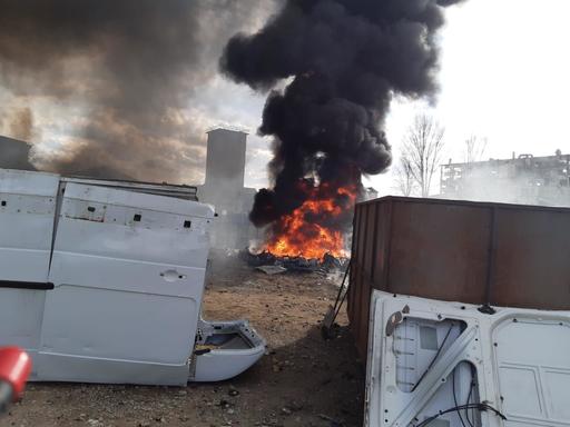 Prahova: Incendiu la o autoutilitară care transporta 500 de kilograme de baterii de telefon; focul s-a extins la un centru de dezmembrări auto şi la două maşini/ ISU a transmis mesaj RO-Alert din cauza fumului dens