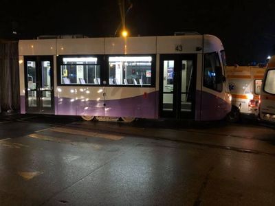 O ambulanţă în misiune s-a ciocnit cu un tramvai, la Timişoara, iar acesta a deraiat; şoferul şi pacienta au fost răniţi uşor
