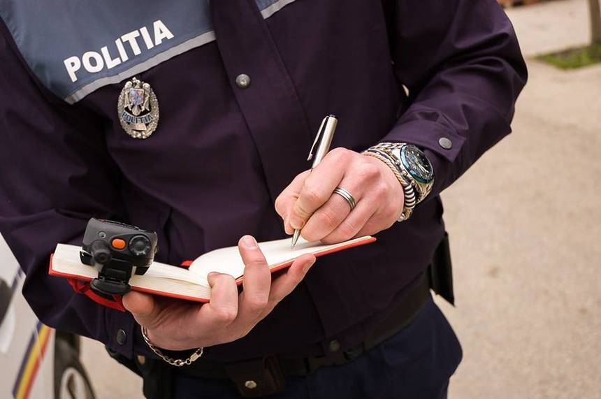 Verificări în cazul unui poliţist care ar fi avut un comportament indecent într-o cabină de probă dintr-un magazin din Cluj-Napoca