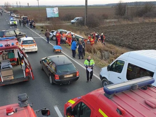 Satu Mare: Opt răniţi, după ce un microbuz şi un autoturism s-au ciocnit pe DN 19; autorităţile au activat Planul Roşu de Intervenţie