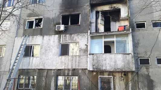 Apartament din Medgidia, distrus în urma unei explozii urmate de incendiu; un bărbat a fost salvat de pompieri - VIDEO
