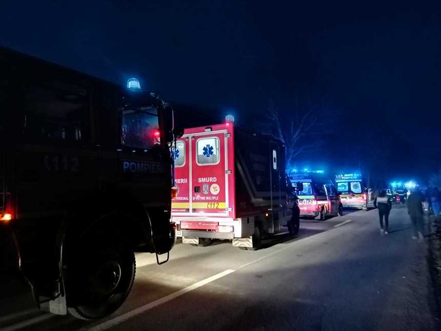 Sibiu: Doi morţi şi doi răniţi, după ce două maşini s-au ciocnit pe un drum judeţean; unul dintre răniţi este un adolescent de 17 ani, inconştient