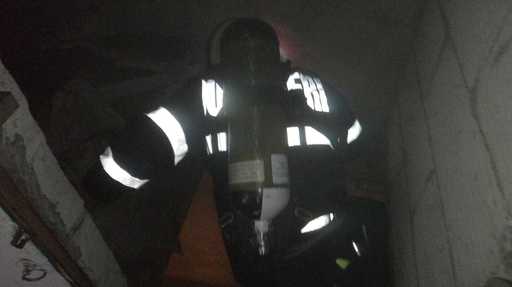 Locatarii unui bloc din Vaslui, evacuaţi din cauza unui incendiu izbucnit la subsolul imobilului, fiind degajări mari de fum şi gaze toxice - FOTO, VIDEO