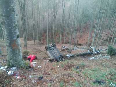 Intervenţii ale Salvamont Sibiu în zona Munţilor Făgăraş pentru salvarea unui bărbat care a căzut cu maşina într-o râpă, dar şi pentru recuperarea unui schior accidentat - FOTO