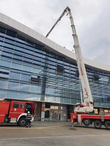 Incendiul de la Aeroportul Otopeni a fost stins/ ISU Bucureşti va verifica dacă au fost respectate normele de prevenire a incendiilor la localul unde a izbucnit focul, dar şi dacă reprezentanţii aeroportului au aplicat toate procedurile necesare