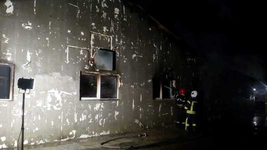 Incendiu la o fabrică de confecţii din Focşani; populaţia, avertizată prin Ro-Alert despre degajările mari de fum - FOTO, VIDEO