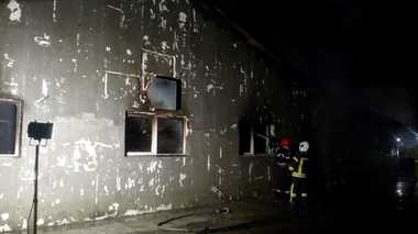 Incendiu la o fabrică de confecţii din Focşani; populaţia, avertizată prin Ro-Alert despre degajările mari de fum - FOTO, VIDEO