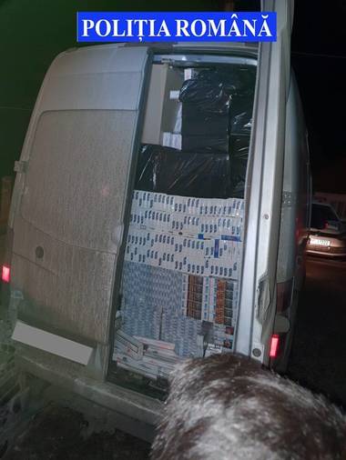 Peste 5 milioane de ţigări de contrabandă, confiscate în urma unei acţiuni a poliţiştilor din Suceava/ Un tânăr de 26 de ani, care transporta ţigări cu o maşină radiată din circulaţie, a fost prins după ce s-au tras şase focuri de armă - VIDEO
