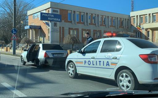Constanţa: Un bărbat a fost reţinut după ce şi-a incendiat autoturismul în faţa sediului Poliţiei Rutiere 