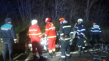 Olt: Patru tineri au murit pe DN 65 după ce maşina în care se aflau s-a ciocnit cu un tir - FOTO