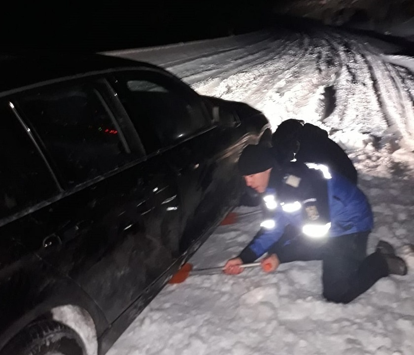 Alba: Jandarmii şi salvamontiştii au intervenit pentru a ajuta 16 turişti care rămăseseră împotmoliţi pe gheaţă şi zăpadă, în zona Valea Prigoanei - VIDEO