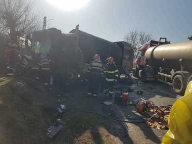 Giurgiu: Accident între o cisternă şi o maşină de gunoi, un bărbat fiind prins sub autospecială; alţi trei bărbaţi au avut nevoie de îngrijiri medicale - FOTO