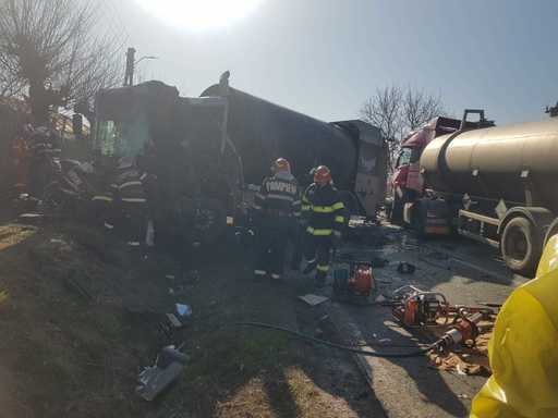 Giurgiu: Accident între o cisternă şi o maşină de gunoi, un bărbat fiind prins sub autospecială; alţi trei bărbaţi au avut nevoie de îngrijiri medicale - FOTO
