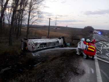 Vaslui: Cisternă cu benzină răsturnată pe DE 581; din autocisterna fisurată curge masiv combustibil/ Şoferul a fost încarcerat - VIDEO