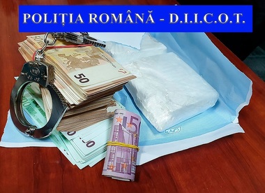 Administratorul unei firme de transport internaţional, soţia acestuia şi un şofer, reţinuţi pentru trafic de droguri de mare risc - FOTO